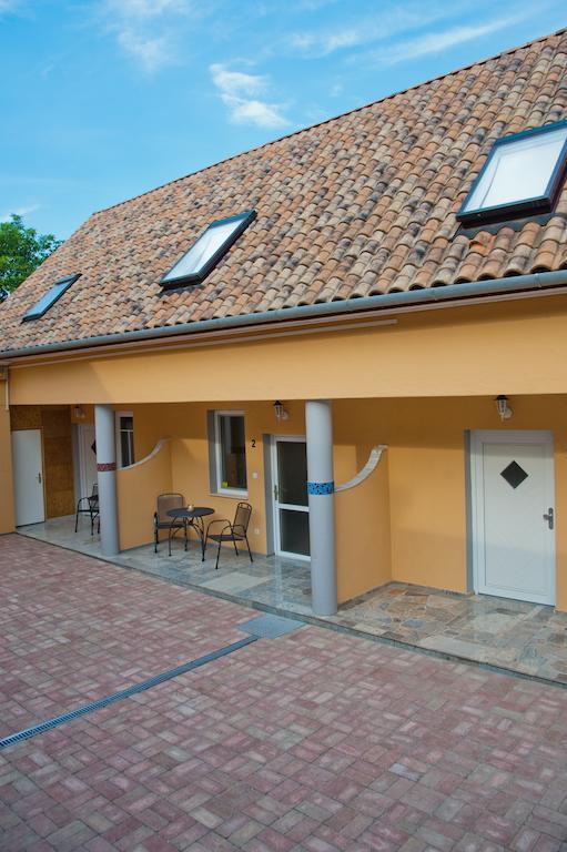Alt Baden Apartement Dunaszekcso Exterior foto